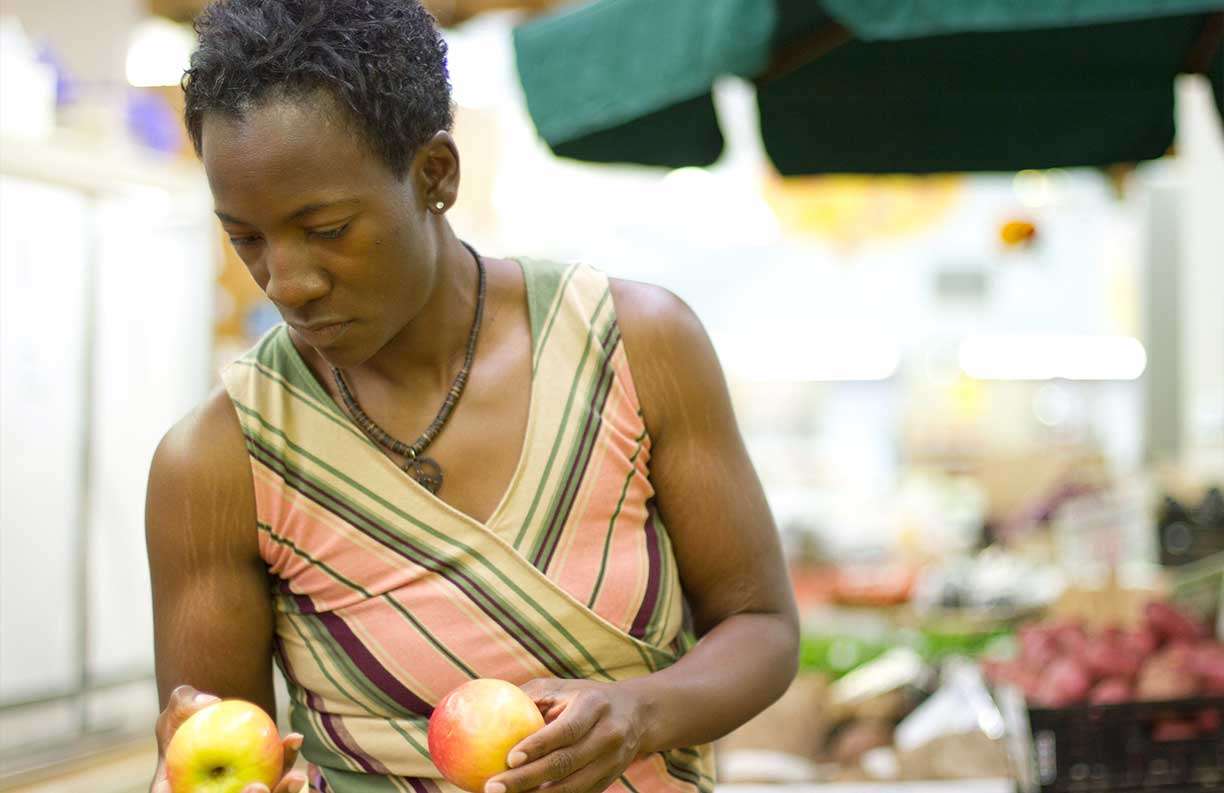 tasha edwards looking at apples at outdoor market